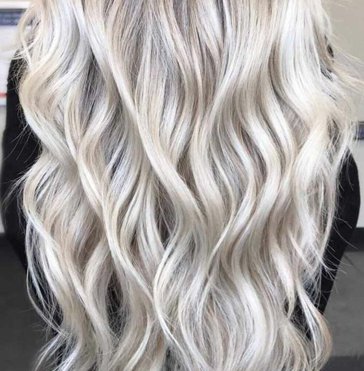 Obtenez une superbe chevelure blonde platine longue et ondulée, avec des racines foncées et des ondulations effet plage, inspirée par le Dahlia scintillant. Réalisez ce look digne d'un salon avec la Crème Colorante à l'Ammoniaque 100 ml, pour un excellent rapport qualité-prix. Dahlia Color Professionnel