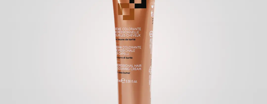 Un tube marron de 100 ml de Crème Colorante avec Ammoniaque, réputée pour son excellent rapport qualité/prix, se dresse debout sur un fond clair. Dahlia Color Professionnel