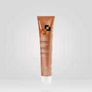 Un tube marron de 100 ml de Crème Colorante avec Ammoniaque, réputée pour son excellent rapport qualité/prix, se dresse debout sur un fond clair. Dahlia Color Professionnel