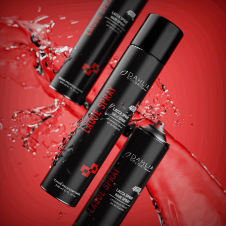 Trois bidons de 500 ml de Laque spray avec texte rouge et blanc, emballage noir, entourés d'éclaboussures d'eau sur un fond rouge vif. Dahlia Color Professionnel