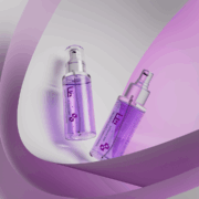 Deux flacons de sérum cosmétique Sérum Fluide aux Graines de Lin F2 violet avec pompes sur un fond abstrait incurvé, violet et blanc. Dahlia Color Professionnel