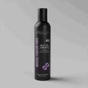Un bidon noir de Mousse fixation forte 300 ml se détache sur un fond gris uni. Dahlia Color Professionnel