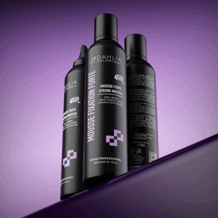 Trois flacons noirs de Mousse fixation forte 300 ml sur fond violet, avec étiquettes en français et en anglais. Dahlia Color Professionnel