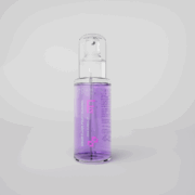 Un flacon pompe transparent contenant du sérum violet étiqueté "Sérum Fluide aux Graines de Lin F2" est présenté sur un fond clair. Dahlia Color Professionnel