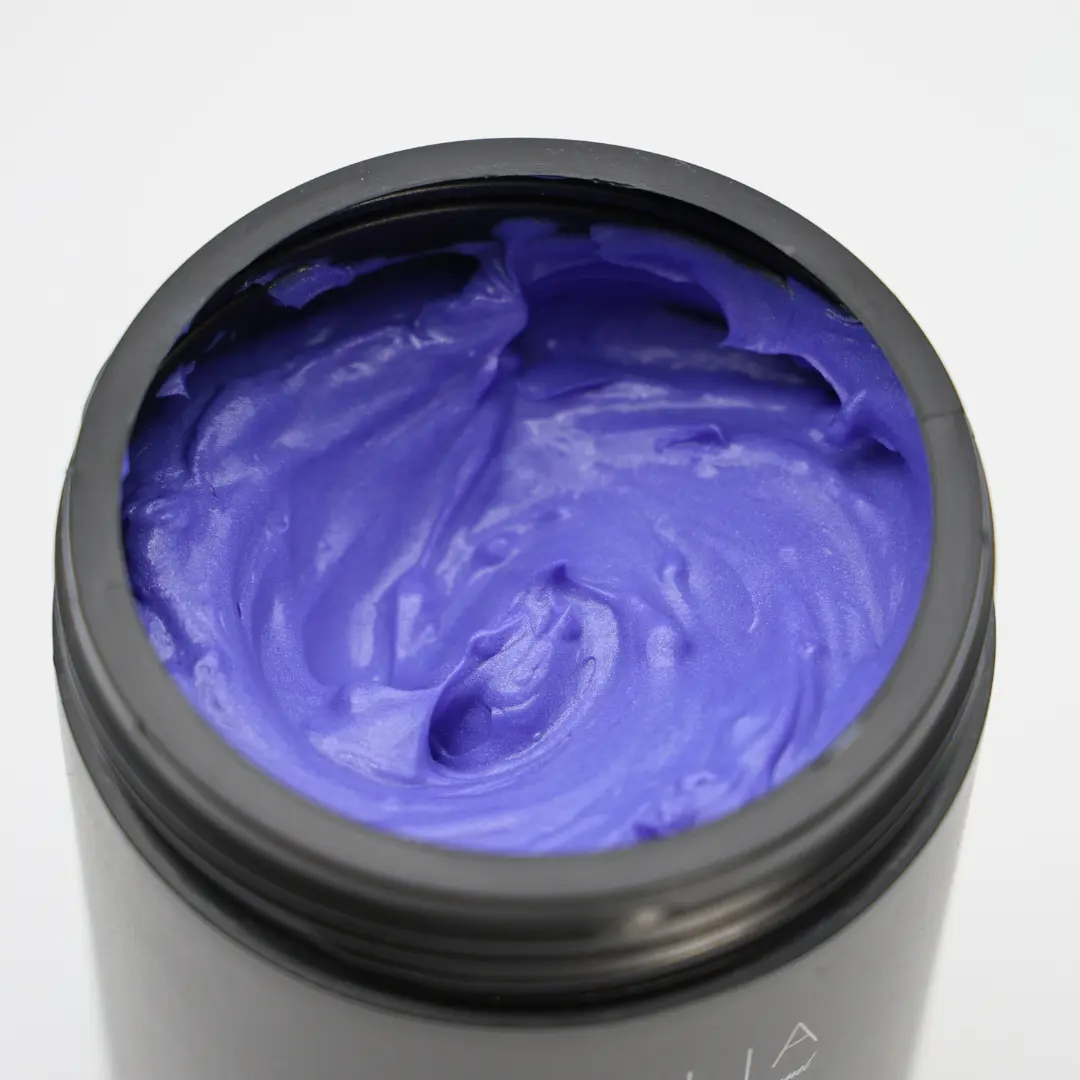 Un pot ouvert de Platinium Botox révèle une crème violette vibrante, idéale comme produit de coiffure professionnel pas cher, offrant un rapport qualité/prix exceptionnel pour vos besoins de coiffure. Dahlia Color Professionnel