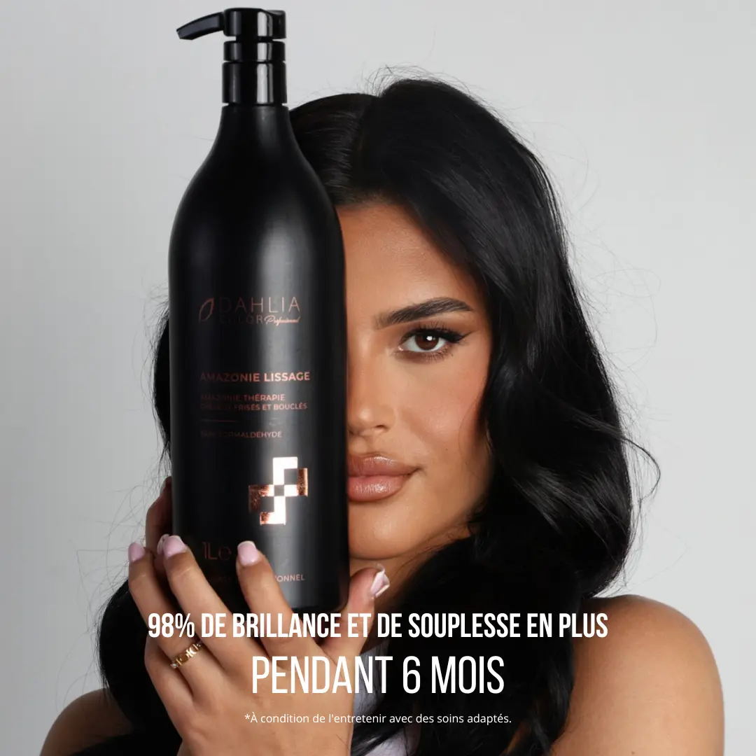 Une femme aux longs cheveux noirs tient à côté de son visage sur un fond uni un grand produit de coiffure professionnel pas cher Amazonie Thérapie, soulignant son excellent rapport qualité/prix. Dahlia Color Professionnel