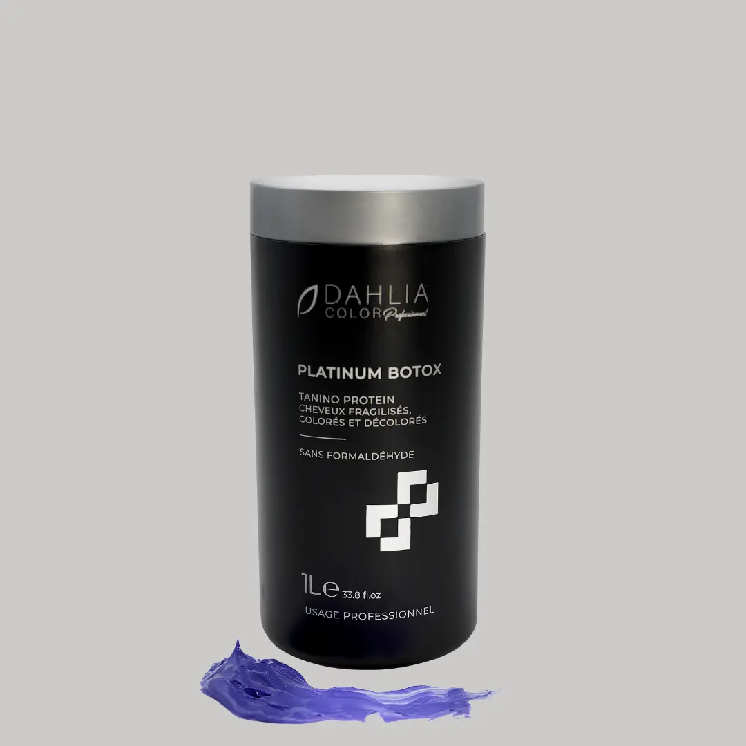 Contenant de traitement capillaire Platinium Botox avec un échantillon de couleur Dahlia violet sur fond gris : un produit de soin capillaire professionnel et abordable offrant un excellent rapport qualité-prix. Dahlia Color Professionnel