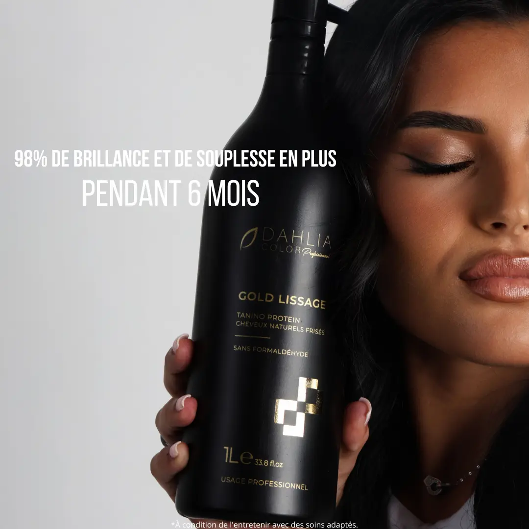 Une femme tient une grande bouteille noire de Gold Lissage Tanino Protein avec un texte en français, le soulignant comme un produit de coiffure professionnel pas cher offrant un excellent rapport qualité/prix. Dahlia Color Professionnel