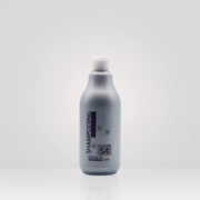 Une bouteille argentée de Shampoing Anti-Jaunissement S4, un produit de coiffure professionnel pas cher, présentée sur un fond blanc uni, idéale pour ceux qui recherchent un excellent rapport qualité/prix. Dahlia Color Professionnel