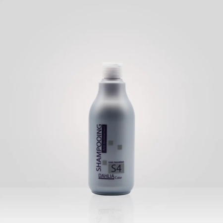 Une bouteille argentée de Shampoing Anti-Jaunissement S4, un produit de coiffure professionnel pas cher, présentée sur un fond blanc uni, idéale pour ceux qui recherchent un excellent rapport qualité/prix. Dahlia Color Professionnel