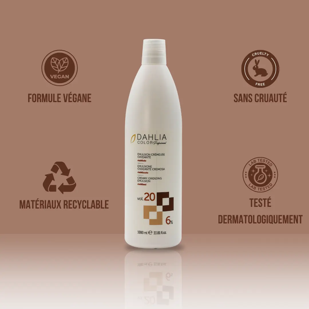 Crème Oxydante 1 Litre dans un flacon blanc, entouré d'icônes : vegan, cruelty-free, recyclable, testé dermatologiquement — offrant une excellente qualité/prix pour un produit de coiffure professionnel abordable. Dahlia Color Professionnel