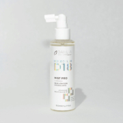Un flacon transparent de 150 ml de Mist Pro D18 Régénération Moléculaire de Dahlia Color, doté d'un embout de pulvérisation blanc, est présenté sur un fond clair. Dahlia Color Professionnel