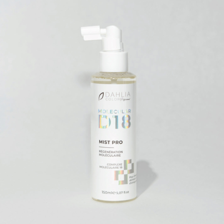 Un flacon transparent de 150 ml de Mist Pro D18 Régénération Moléculaire de Dahlia Color, doté d'un embout de pulvérisation blanc, est présenté sur un fond clair. Dahlia Color Professionnel