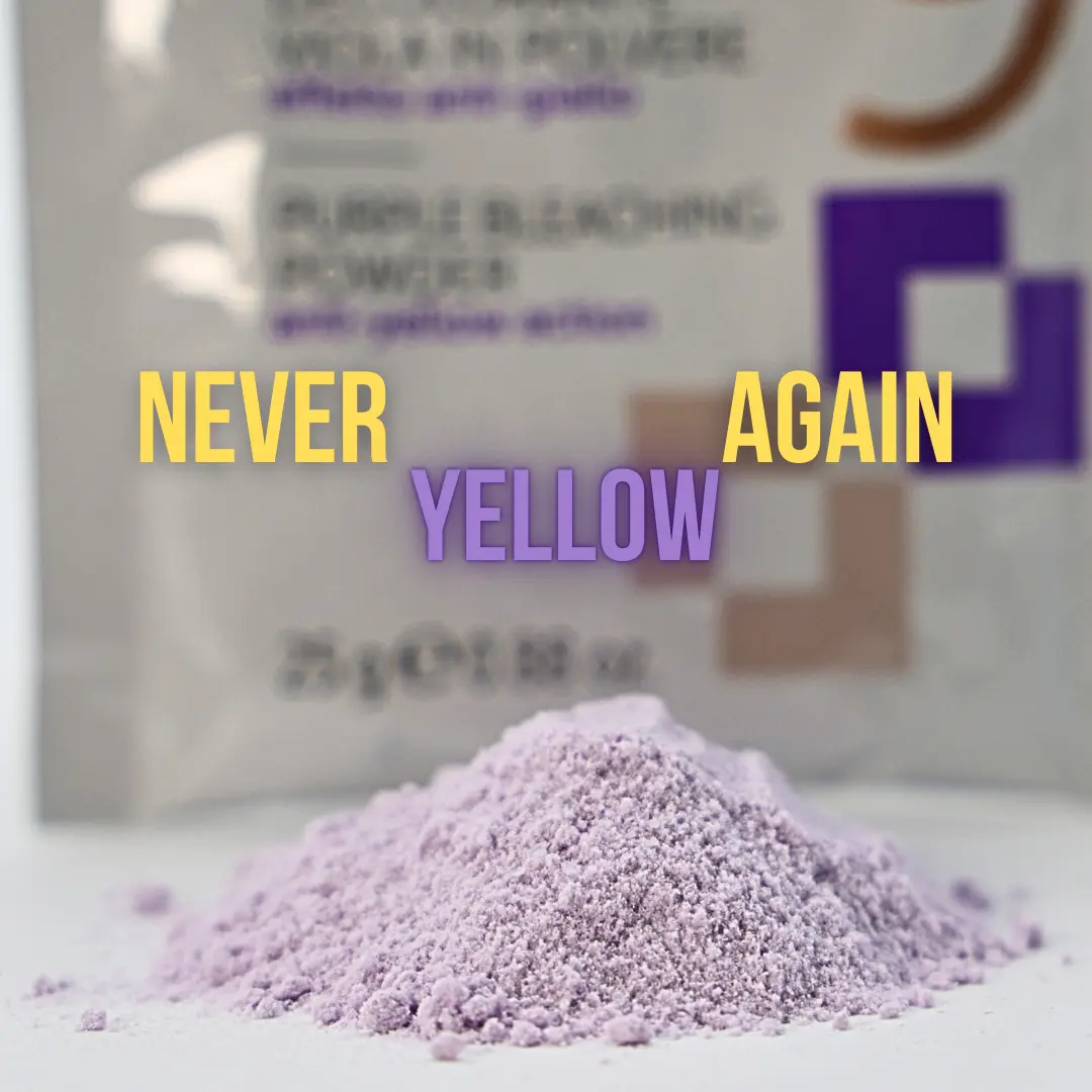 Un monticule de Poudre Décolorante Violette 25g avec "NEVER YELLOW AGAIN" superposé, soulignant son excellent rapport qualité-prix pour un produit capillaire professionnel à un prix abordable. Dahlia Color Professionnel