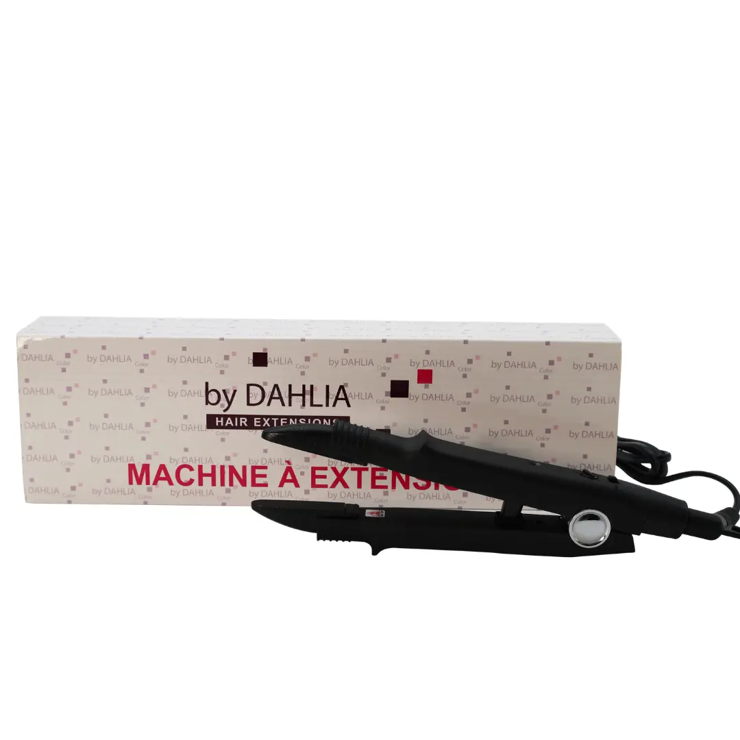 La Machine à Extension Kératine est exposée devant un coffret blanc "by Dahlia", illustrant un produit de coiffure professionnel pas cher qui offre une qualité/prix exceptionnel pour tous vos besoins de coiffure. Dahlia Color Professionnel