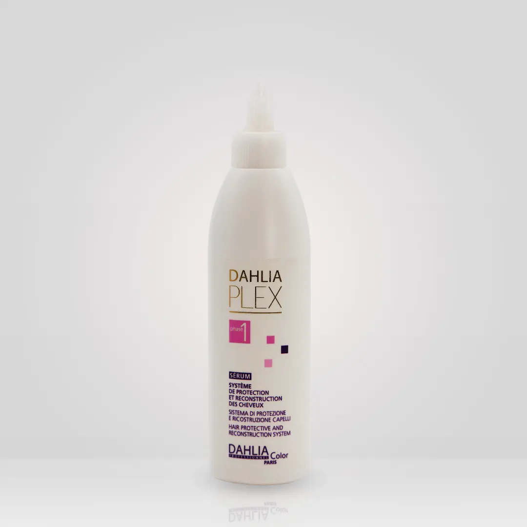 Un flacon blanc de Sérum Plex Phase 1 (250 ml) avec un embout pointu, mettant en valeur l'expertise Dahlia Color sur un fond gris clair, parfait pour celles qui recherchent un produit de coiffure professionnel pas cher et un excellent rapport qualité/prix. Dahlia Color Professionnel