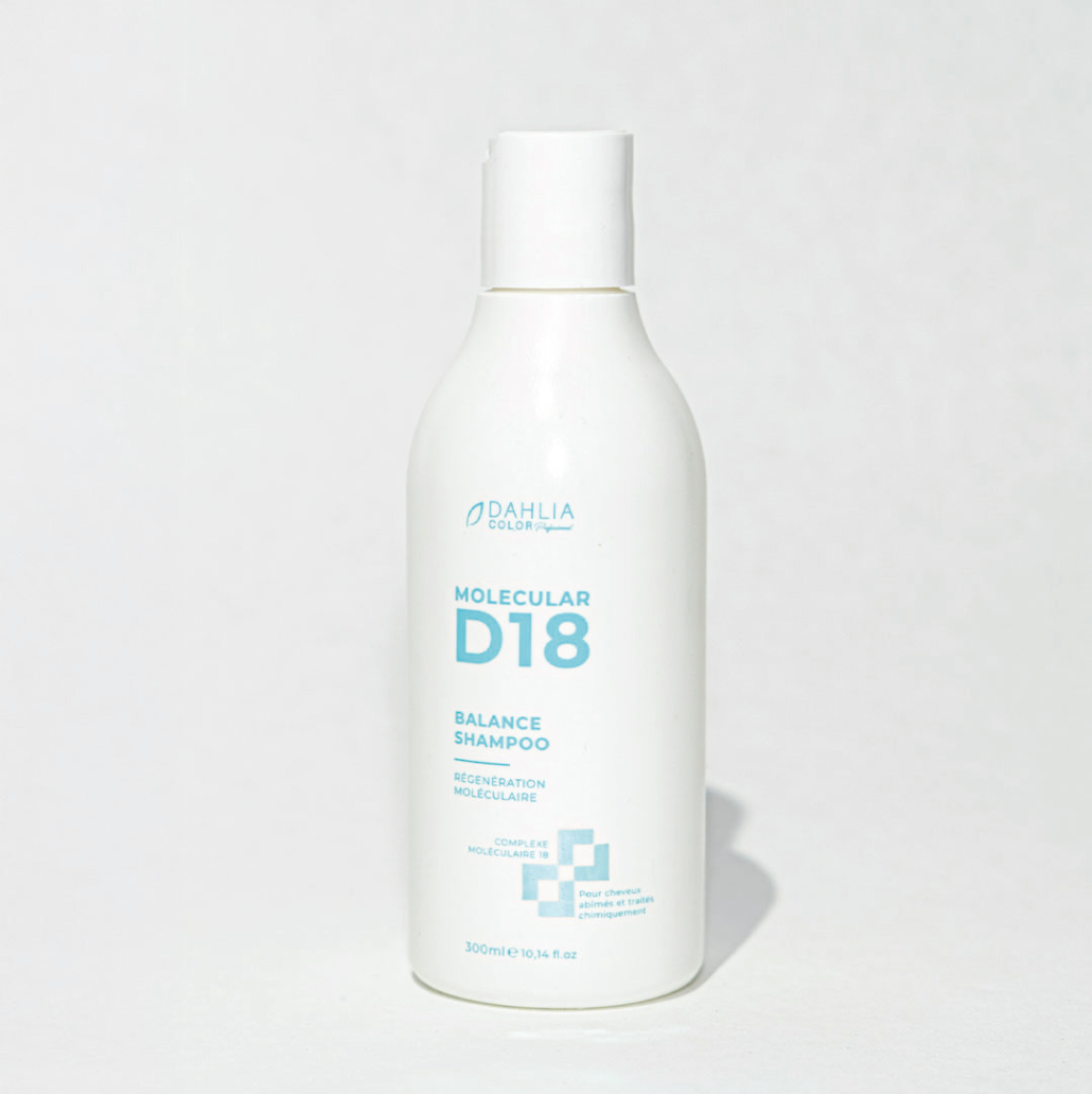 Un flacon blanc de Shampoing Balance D18 300ml – Couleur Dahlia se détache sur un fond uni et clair. Dahlia Color Professionnel