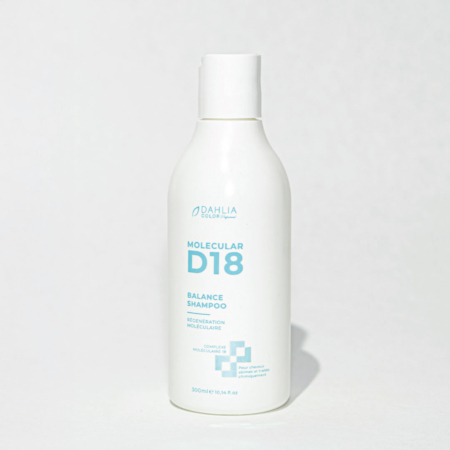 Un flacon blanc de Shampoing Balance D18 300ml – Couleur Dahlia se détache sur un fond uni et clair. Dahlia Color Professionnel