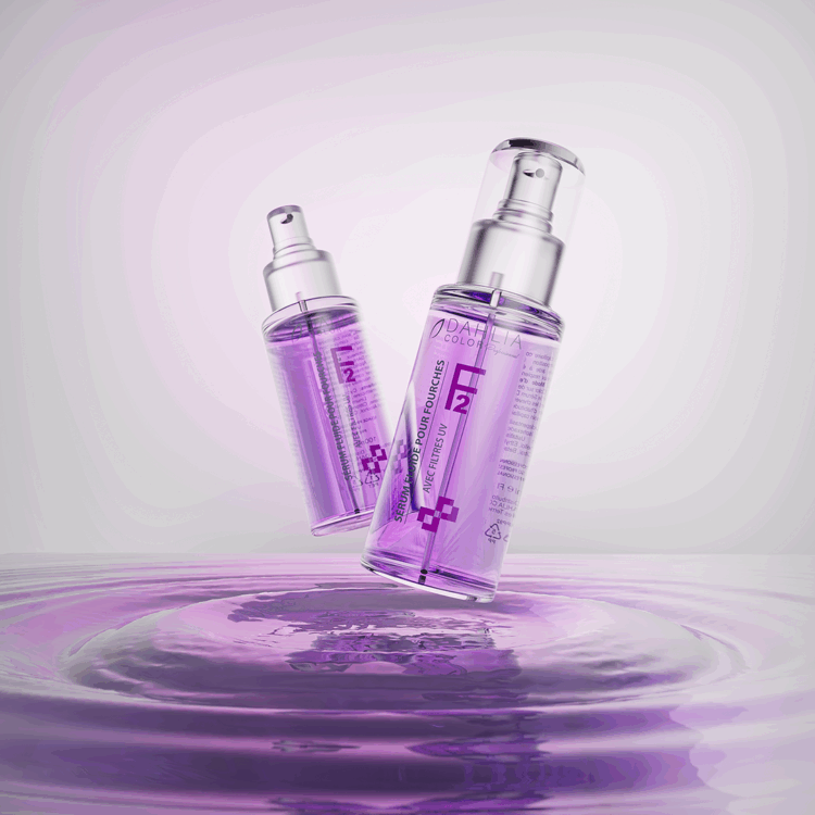 Deux flacons de cosmétiques violets flottant au-dessus d'une eau violette ondulante sur fond de dégradé clair. Dahlia Color Professionnel